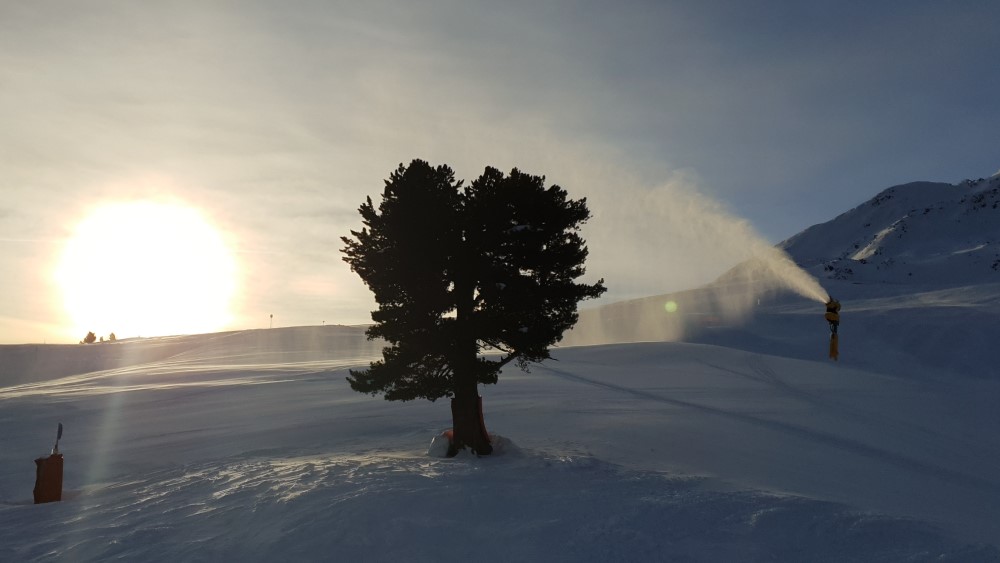 Sneeuwkanon op de piste in een skigebied.